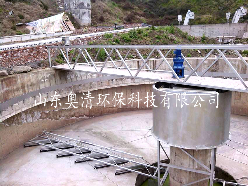 垂架式中心傳動(dòng)刮吸泥機(jī)